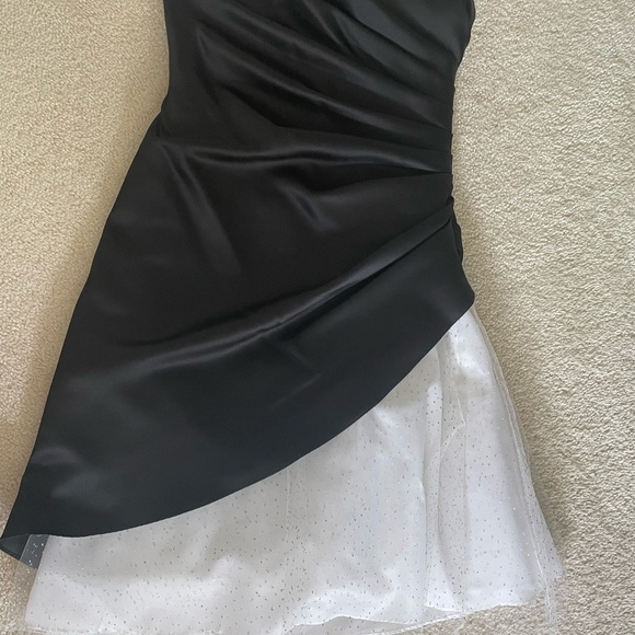 Onyx Nite Black & White formal dress - size 10 - Picture 1 of 4